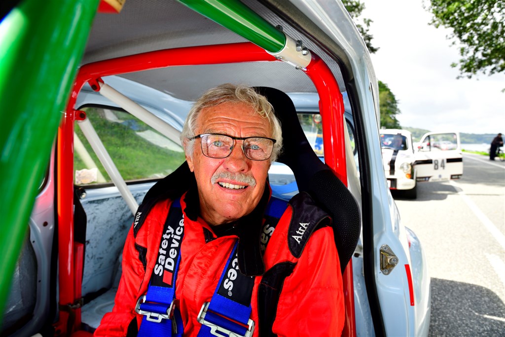 77-årige Visti Petersen fra Fredericia er blandt veteranerne i Munkebjerg Hill Climb. Med sin Fiat Abarth fra 1970 blev han sidste år toer i sin klasse, kan han gøre det bedre i år?
(Foto: Michael Eisenberg)